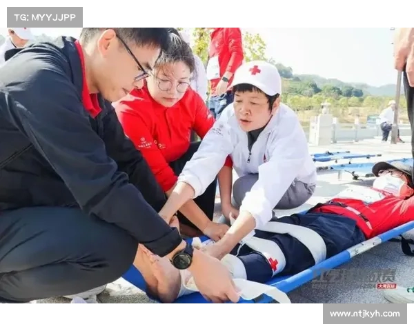 卸球瞬间变飞踹!陈杰亮鞋底直红遭罚,受伤被担架抬下 卸球瞬间变飞踹!陈杰亮鞋底直红遭罚,受伤被担架抬下